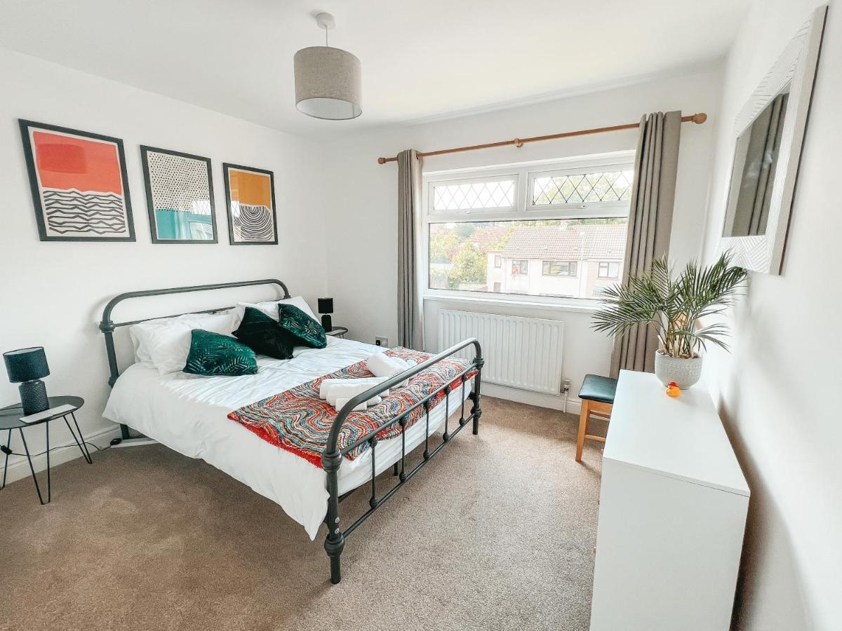 Staybynumbers - Spacious Three Bed House Royal Hillsborough Exterior photo