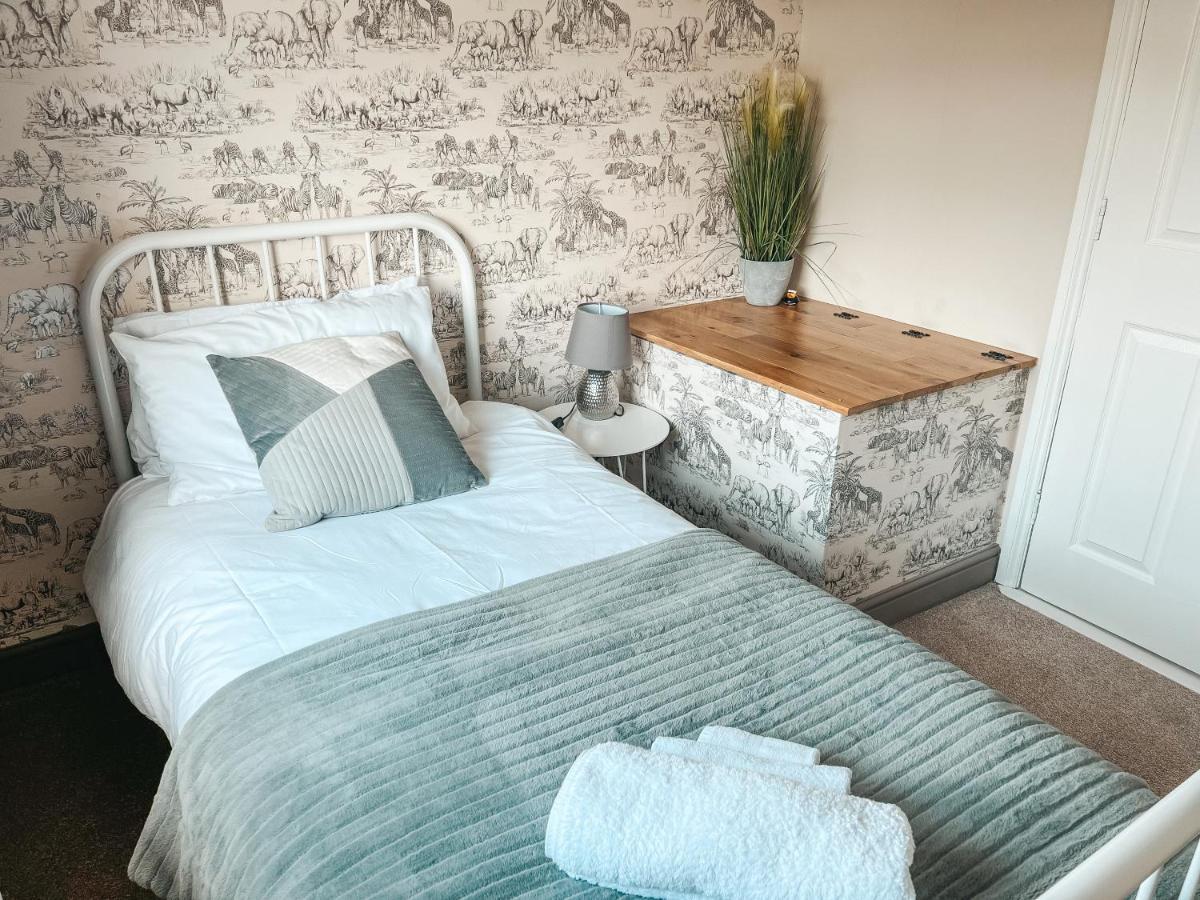 Staybynumbers - Spacious Three Bed House Royal Hillsborough Exterior photo