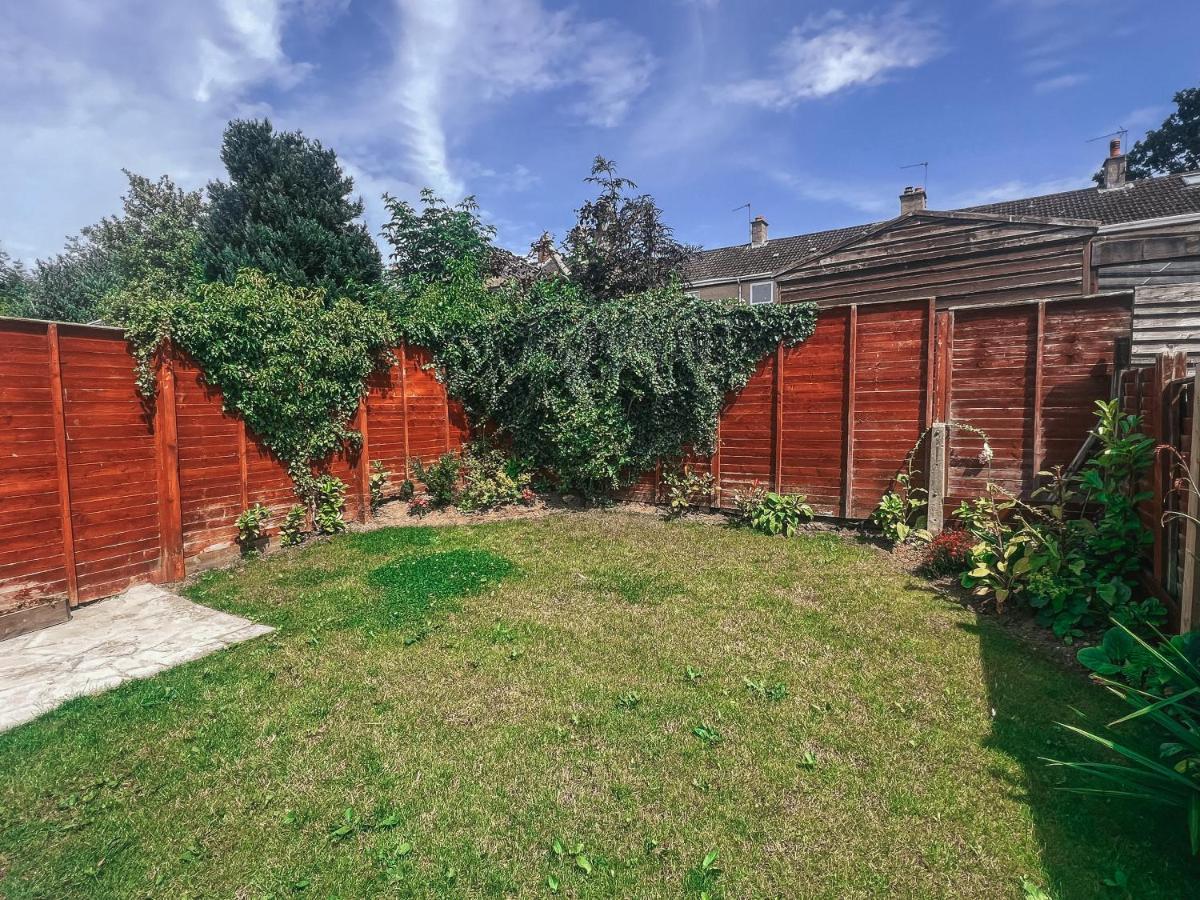 Staybynumbers - Spacious Three Bed House Royal Hillsborough Exterior photo